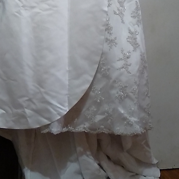 Wedding dress - Picture 3 of 11